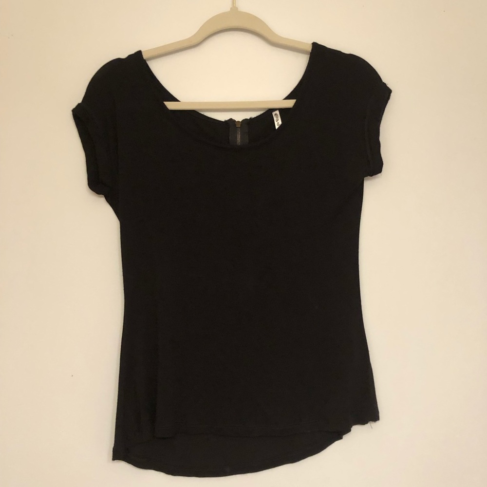 4 for $10 sale 🐝 Zip back tee